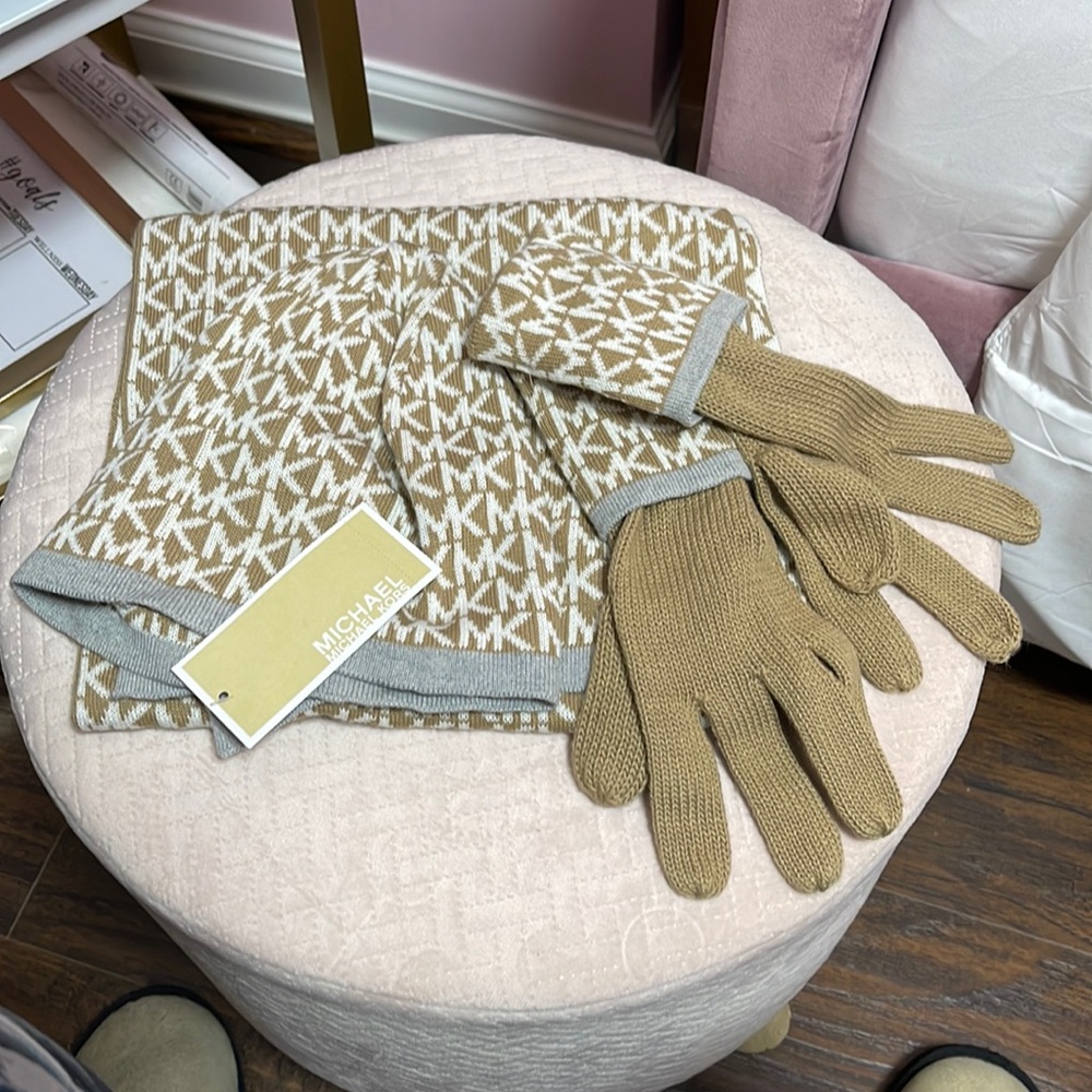 MICHAEL KORS hat, gloves, and scarf set